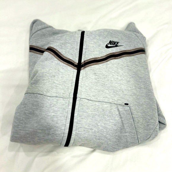 Women’s cropped Nike tech - Picture 2 of 3